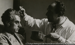 作品画像:ライフマスクを作るマン・レイ