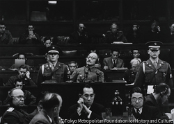 作品画像:法廷で証言する東条英機元首相、1947年