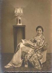 作品画像:(本をひろげる和服の女性像)