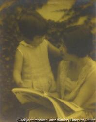 作品画像:(本を読む母子像)