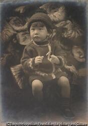 作品画像：（帽子をつけた幼児座像）