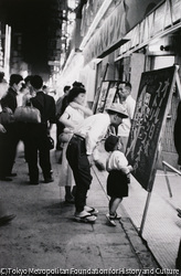 作品画像:ストリップの看板をのぞく祖父と孫