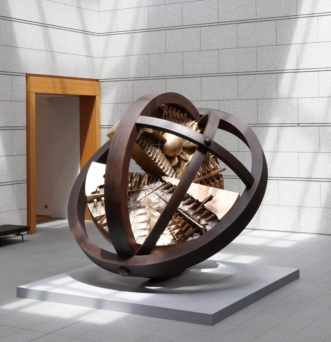 ￼アルナルド　ポモドーロ　　陶器　皿　イタリア作家　現代アート アルナルド ポモドーロ 陶器 皿 イタリア作家 現代アート
