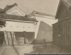 作品画像:土蔵と少女の風景