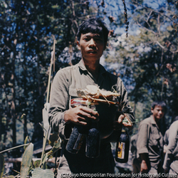 作品画像:配給された食事を手にする政府軍兵士