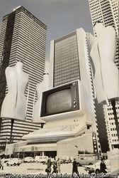 作品画像:(巨大モニター)