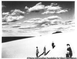 作品画像:妻のいる砂丘風景 (Ⅲ)