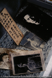 作品画像:慰霊碑に手向けられた遺影