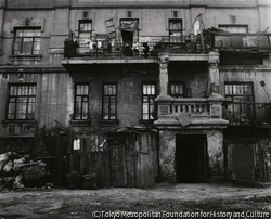 作品画像:一面街の日本人色町(現・共同住宅)・哈爾浜 1990