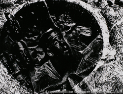 作品画像:要塞の穴・水兵の像