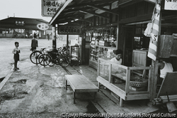 作品画像:東武草加駅前の煎餠屋・埼玉県草加市