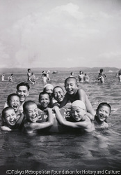 作品画像：江の島で遊ぶ子ら