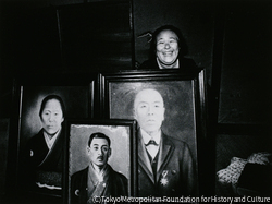 作品画像:死者の肖像画(先祖の肖像画をもつ故・北川深雪さん)