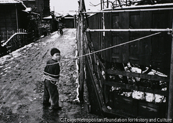 作品画像:ひとり遊びの子ども 東京 大森