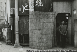 作品画像:公衆便所とやきとり屋 京橋付近