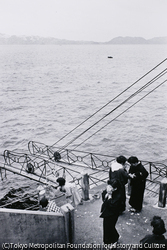 作品画像:緑なき島-軍艦島:葬式船を見送る人々
