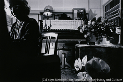 作品画像：藤田晴子 図書館員：東京・文京区の自宅で