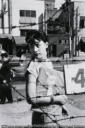 作品画像:街にもオフ・リミットの鉄条網