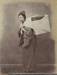 作品画像:洗濯物を届ける女性