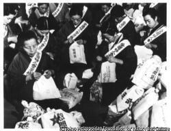 作品画像:隣組、集合、慰問袋造り