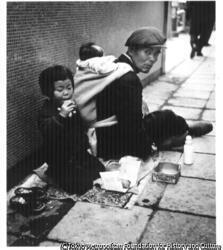作品画像:乞食の父子Ⅰ 銀座四丁目付近