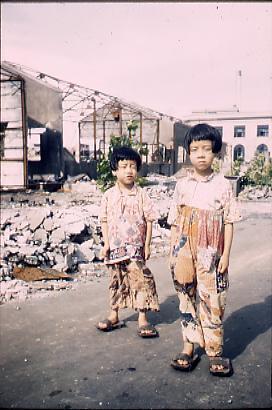作品画像:焼け跡に立つ少女たち