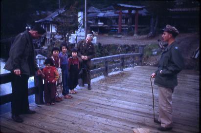 作品画像:フェーレイスほかと子供たち、中禅寺湖に架かる橋で