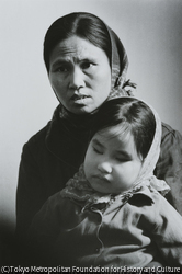 作品画像:先天盲のHieng=ヒエン(8歳)と母 Bu Thi Lam=ブー・ティ・ラム(43歳)。父親は枯葉作戦の集中的な目標とされたホーチミン・ルートに従軍した。彼が復員してから生まれた子どもだった。1981年12月21日、ハノイを訪れたアメリカの復員軍人たちの前に、母親はヒエンを連れて現れ、静かに抗議を続けた(ハノイ、1981年)