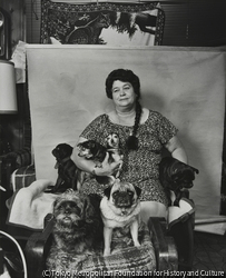 作品画像:犬に囲まれた女、カリフォルニア州ロシアン・リバー