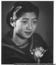 作品画像:(花を持つ女性)