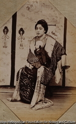 作品画像:(人形を抱く女性)