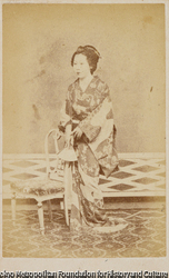 作品画像:(扇子を持つ和装女性立像)