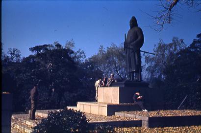 作品画像:公園に立つ銅像