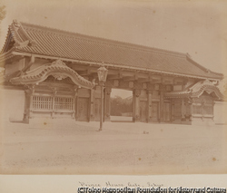 作品画像:皇太子の御所(東宮御所?)の門、東京