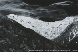 作品画像:奥穂高岳から前穂高岳の吊尾根にかかる雲 上高地より