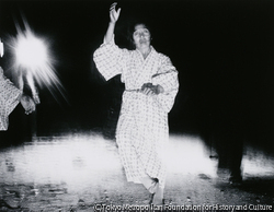 作品画像:踊る老婆 恐山