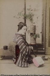 作品画像:(三味線を弾く女性)