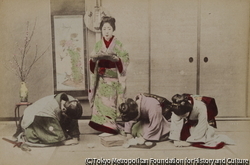 作品画像:(お茶を運ぶ女性に頭を下げる男女)