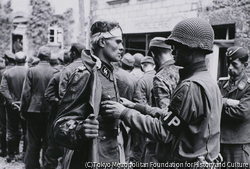 作品画像:(捕らえられたドイツ軍ナチス親衛隊の将校を取り調べるアメリカ軍の警察官)