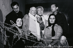 作品画像:オルフェの遺言の撮影 1959年9月レ=ボー=ド=プロヴァンスにて 一列目の左から右:ジャクリーヌとルチア・ボゼー、彼女達の後ろにルイス・ミゲル・ドミンギン、ピカソ、コクトーとセルジュ・リファール