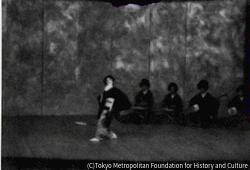 作品画像:(舞台で踊る女性)