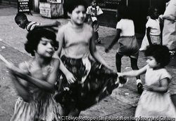 作品画像:歩道のダンス、ニューヨーク、1955年