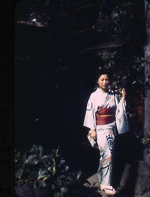 作品画像:和服姿の女性 1