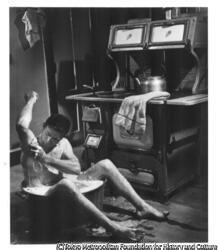 作品画像:(体を洗う男)パレードのための農場物語