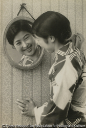 作品画像:(円い鏡と女性)