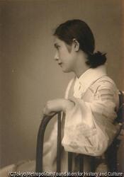 作品画像:(和服の女性横顔座像)