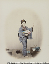 作品画像:(扇子を持った女性)