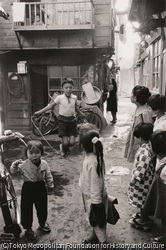作品画像:路地は子どもの遊び場