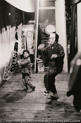 作品画像:踊りを習う巡業芝居の子役