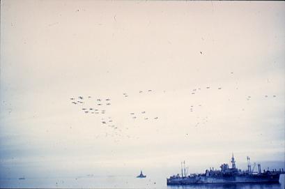 作品画像:ミズーリ上空の米軍機編隊